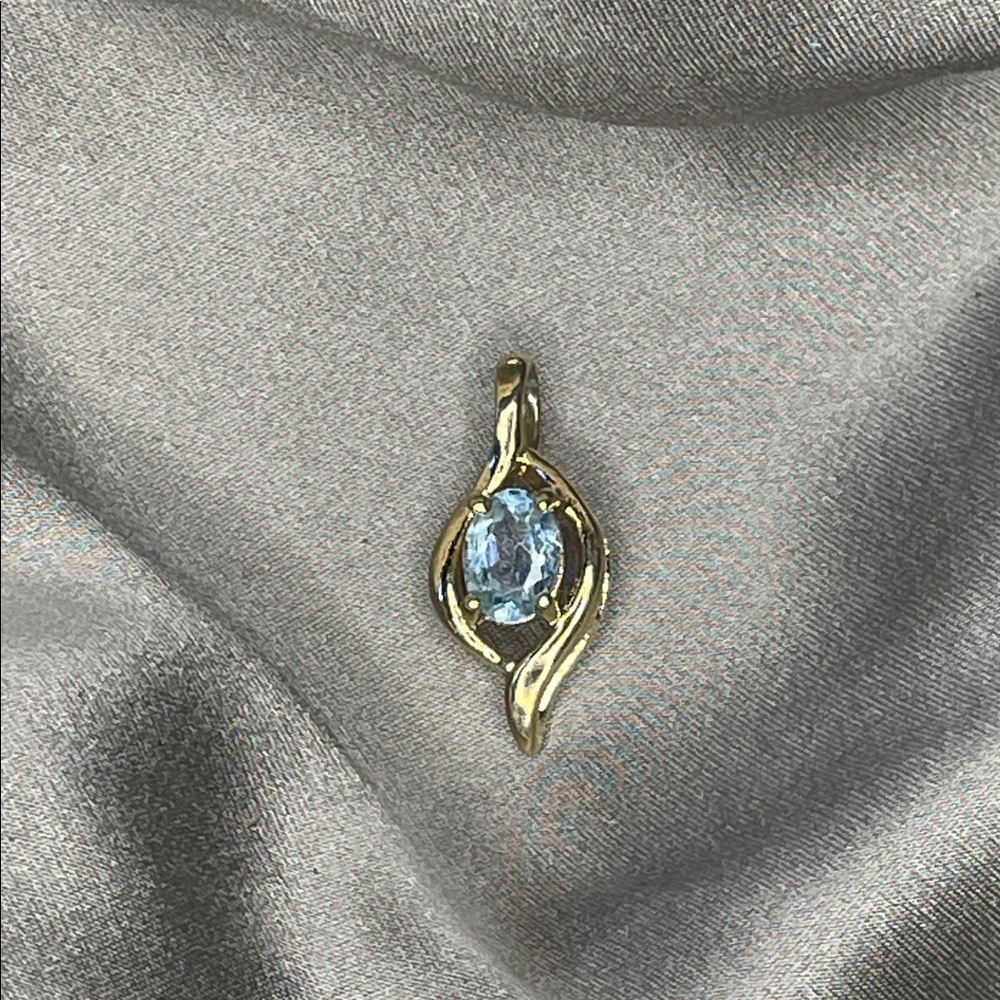 Estate 10k Solid Yellow Gold and Natural Blue Topaz Pendant